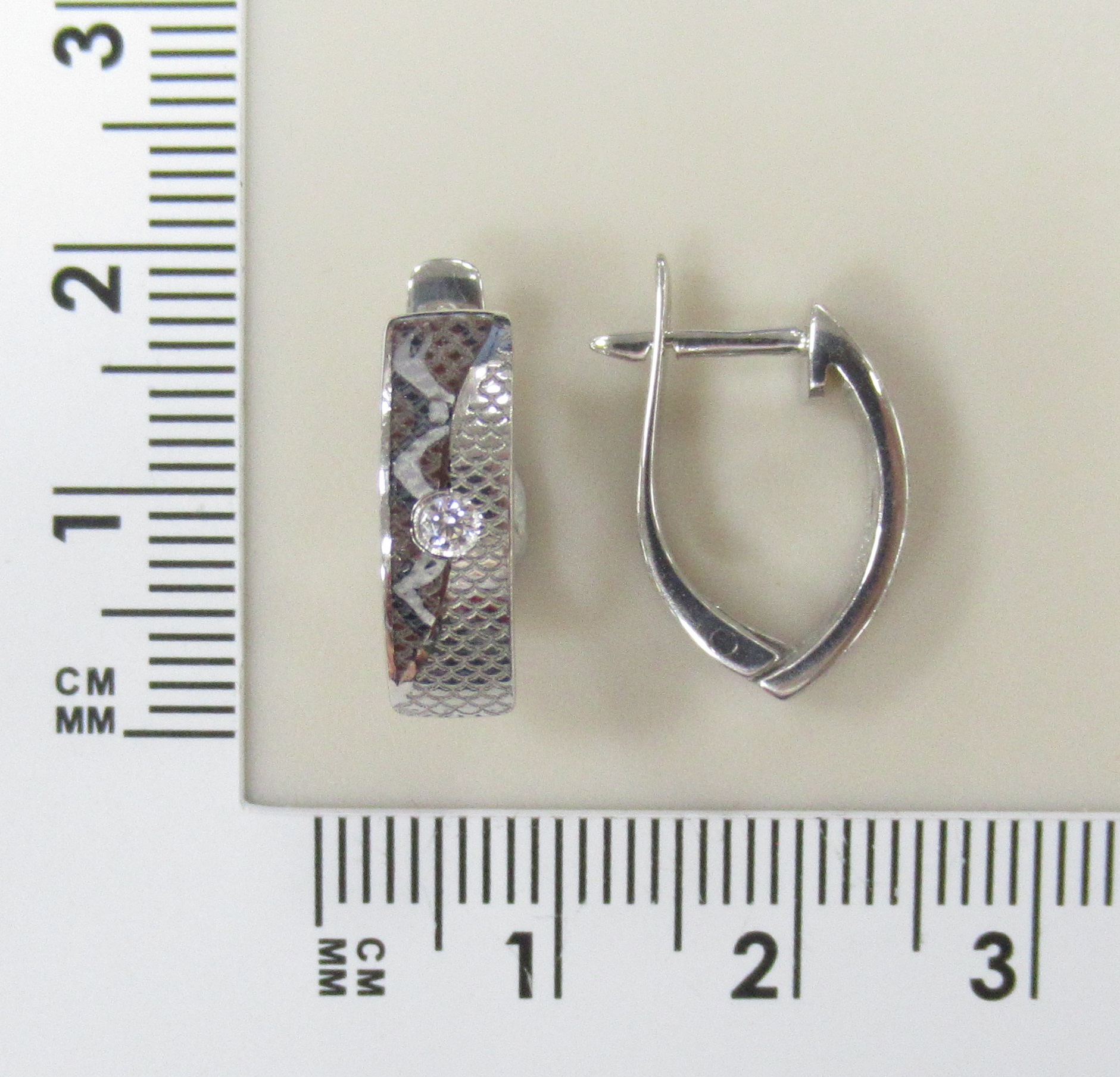 Серебряные серьги 925 пробы; вставки 2 Фианит бесцв.; Керамика цв.;